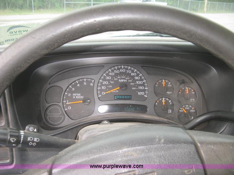 image for item K8712 2004 Chevrolet Silverado 1500 pickup truck