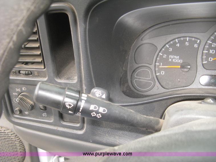 image for item K8712 2004 Chevrolet Silverado 1500 pickup truck