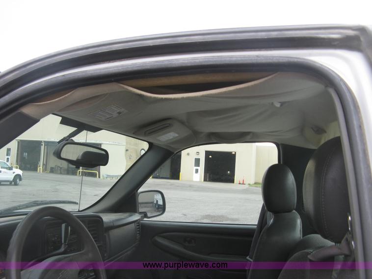 image for item K8712 2004 Chevrolet Silverado 1500 pickup truck