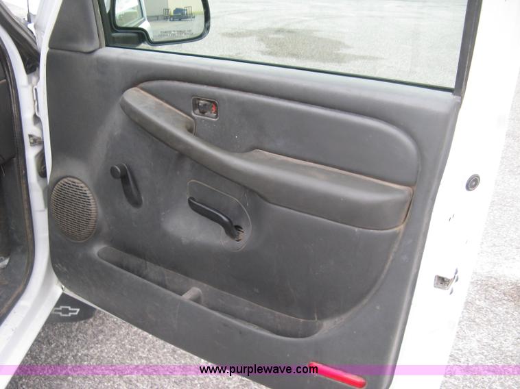 image for item K8712 2004 Chevrolet Silverado 1500 pickup truck