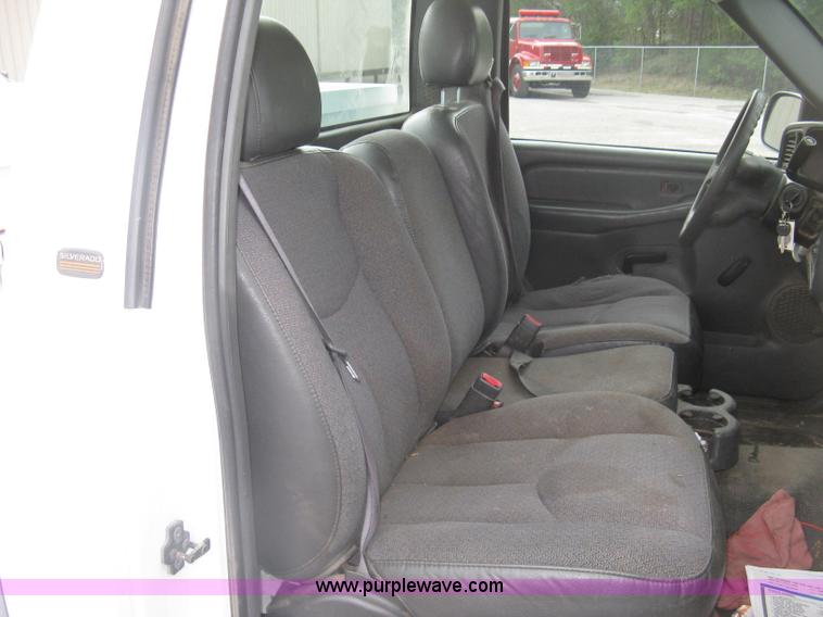 image for item K8712 2004 Chevrolet Silverado 1500 pickup truck