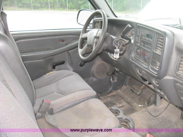 image for item K8712 2004 Chevrolet Silverado 1500 pickup truck