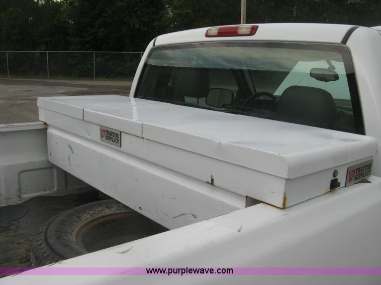 image for item K8712 2004 Chevrolet Silverado 1500 pickup truck