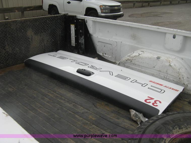 image for item K8712 2004 Chevrolet Silverado 1500 pickup truck