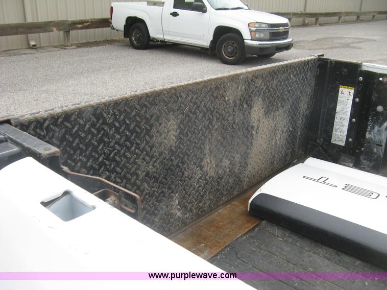 image for item K8712 2004 Chevrolet Silverado 1500 pickup truck