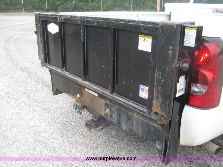 image for item K8712 2004 Chevrolet Silverado 1500 pickup truck