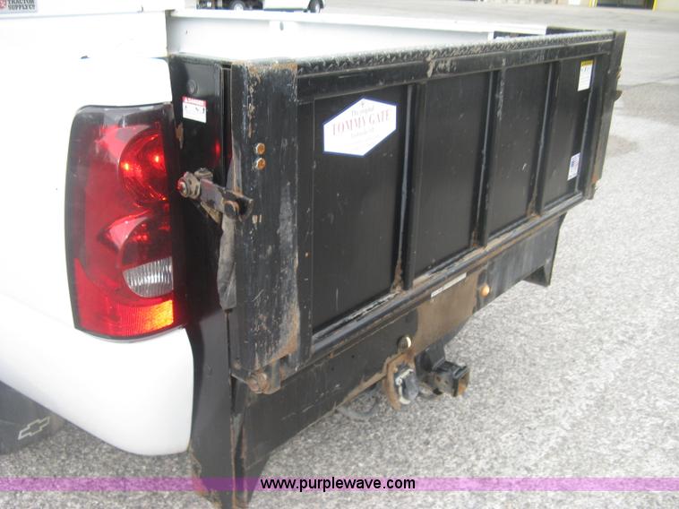 image for item K8712 2004 Chevrolet Silverado 1500 pickup truck