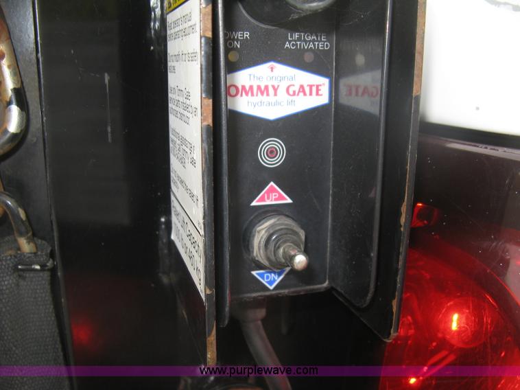 image for item K8712 2004 Chevrolet Silverado 1500 pickup truck