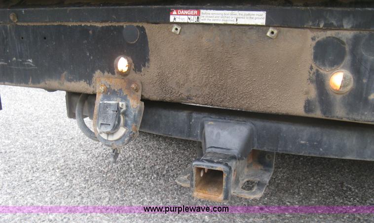 image for item K8712 2004 Chevrolet Silverado 1500 pickup truck