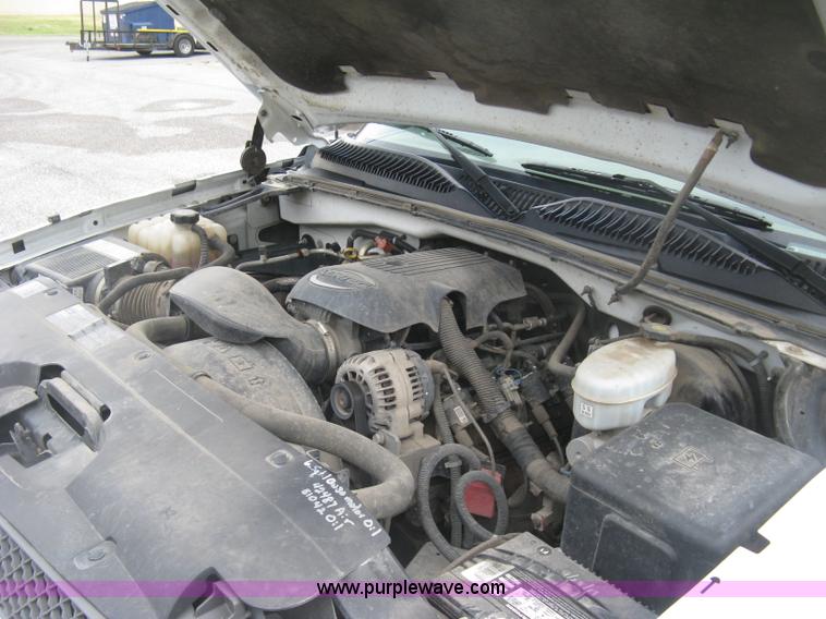 image for item K8712 2004 Chevrolet Silverado 1500 pickup truck