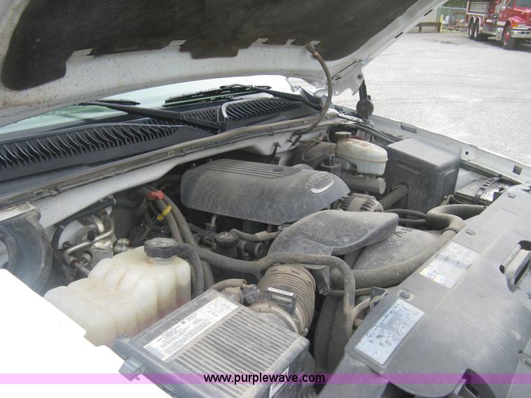 image for item K8712 2004 Chevrolet Silverado 1500 pickup truck