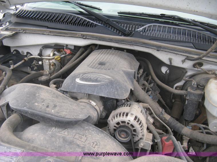 image for item K8712 2004 Chevrolet Silverado 1500 pickup truck