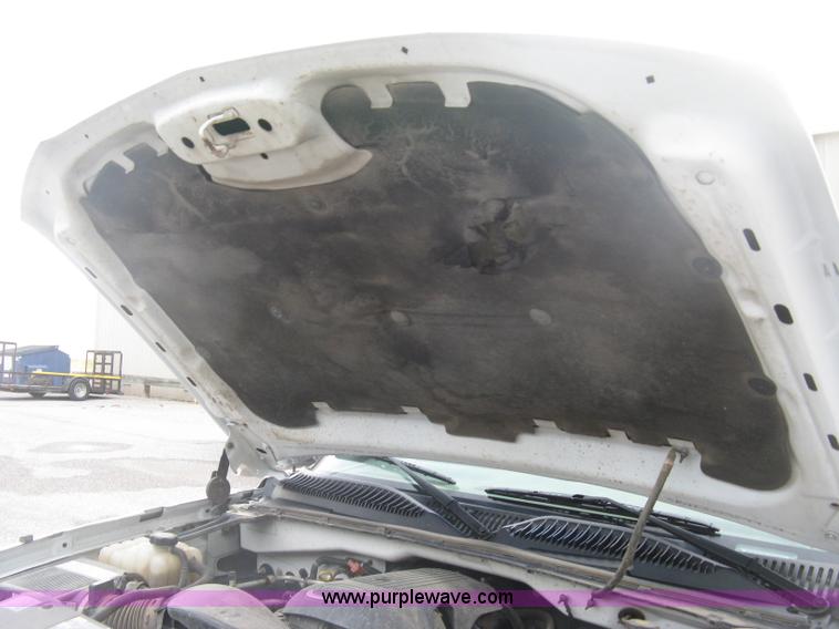 image for item K8712 2004 Chevrolet Silverado 1500 pickup truck