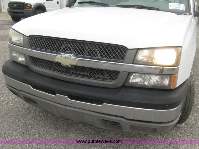 image for item K8712 2004 Chevrolet Silverado 1500 pickup truck