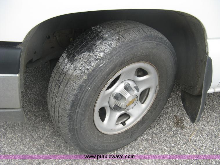 image for item K8712 2004 Chevrolet Silverado 1500 pickup truck