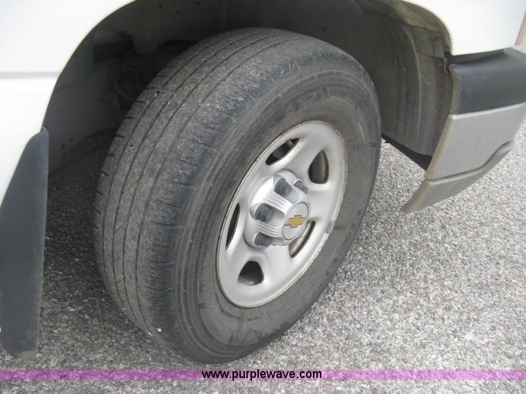 image for item K8712 2004 Chevrolet Silverado 1500 pickup truck