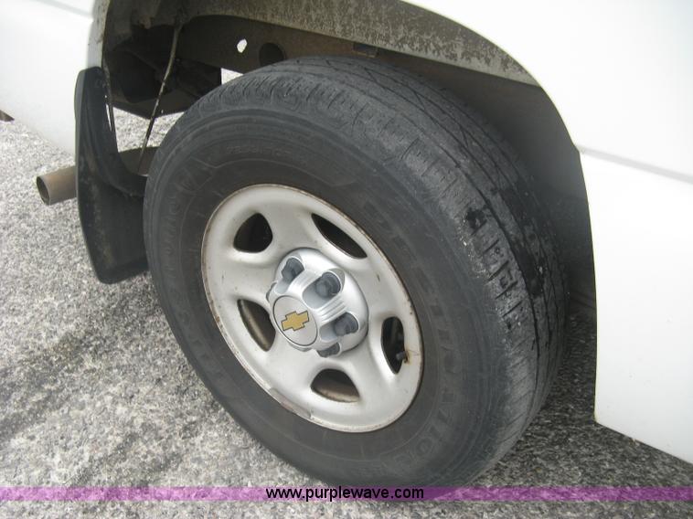 image for item K8712 2004 Chevrolet Silverado 1500 pickup truck