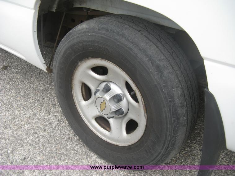 image for item K8712 2004 Chevrolet Silverado 1500 pickup truck