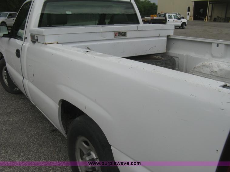 image for item K8712 2004 Chevrolet Silverado 1500 pickup truck