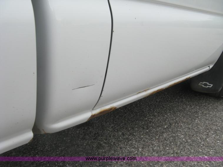 image for item K8712 2004 Chevrolet Silverado 1500 pickup truck