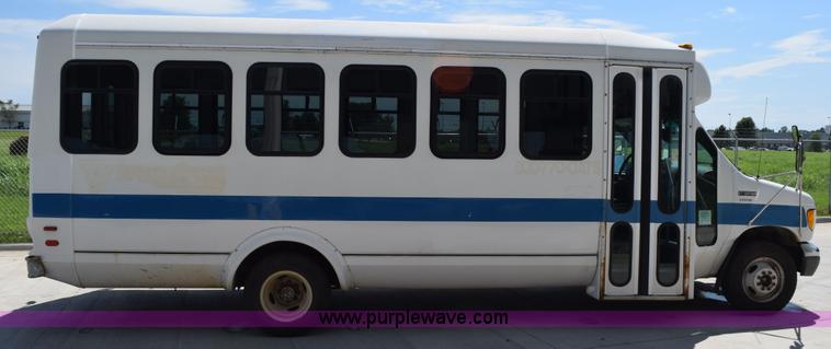 image for item L5751 1998 Ford Econoline E450 bus