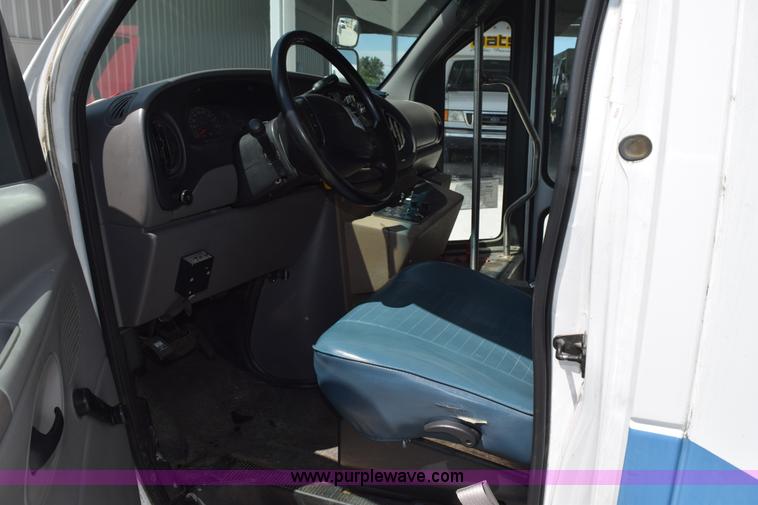 image for item L5751 1998 Ford Econoline E450 bus
