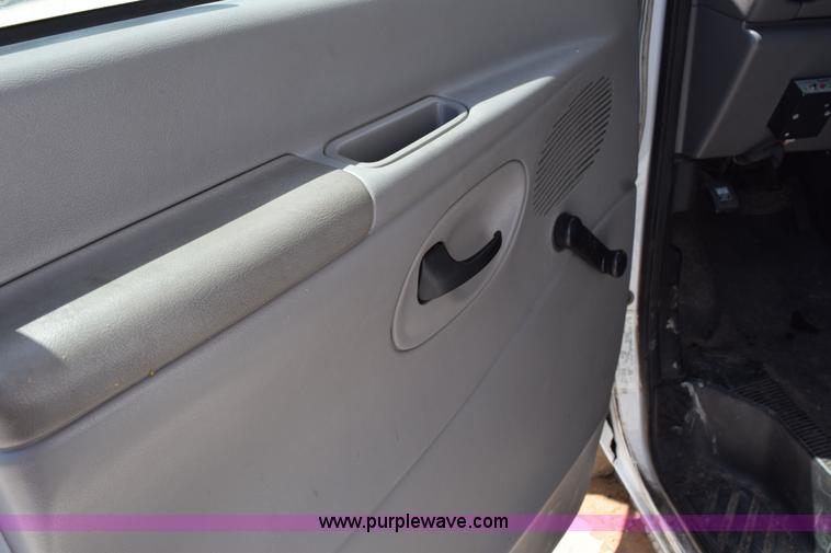 image for item L5751 1998 Ford Econoline E450 bus