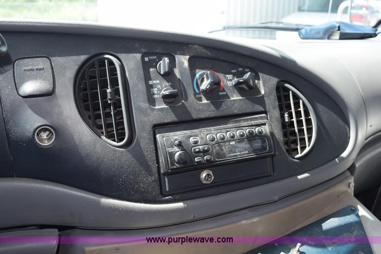 image for item L5751 1998 Ford Econoline E450 bus