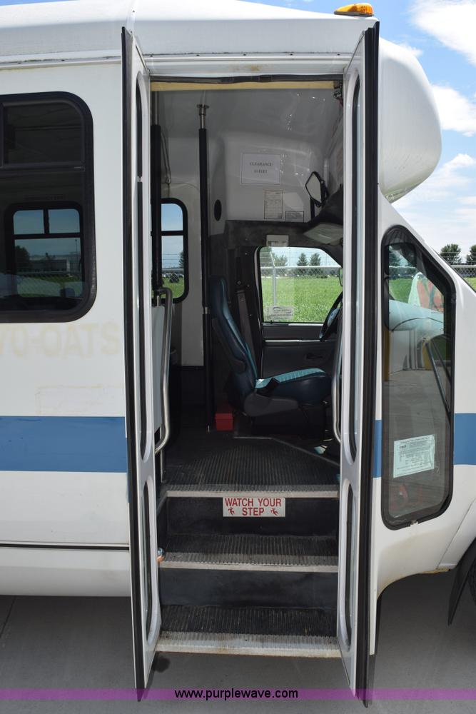 image for item L5751 1998 Ford Econoline E450 bus