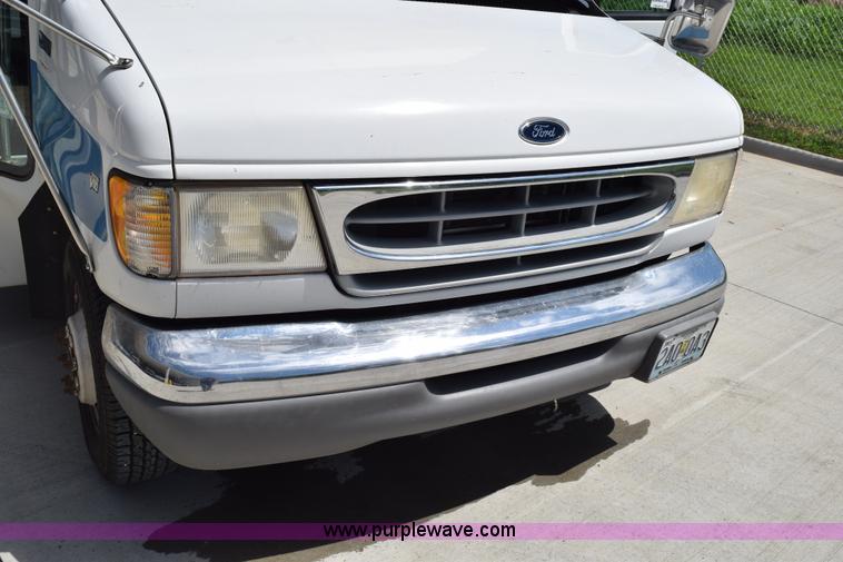 image for item L5751 1998 Ford Econoline E450 bus