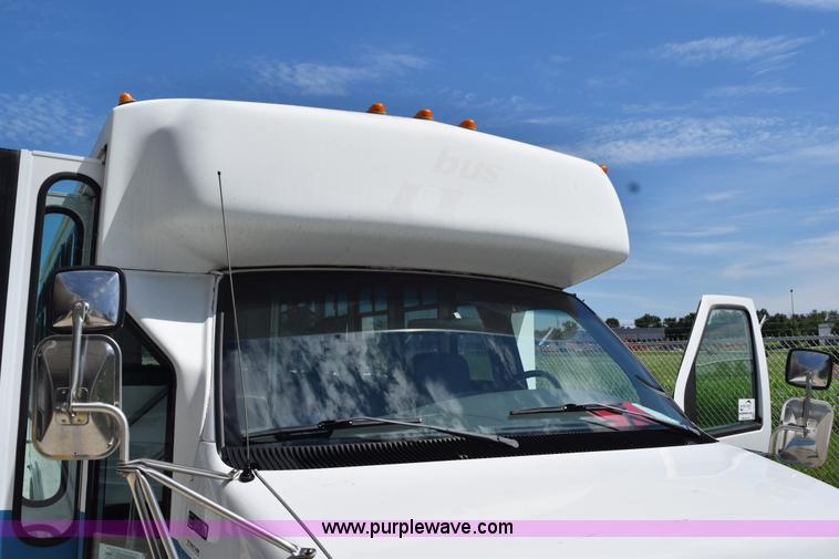 image for item L5751 1998 Ford Econoline E450 bus