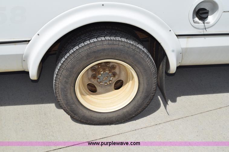 image for item L5751 1998 Ford Econoline E450 bus