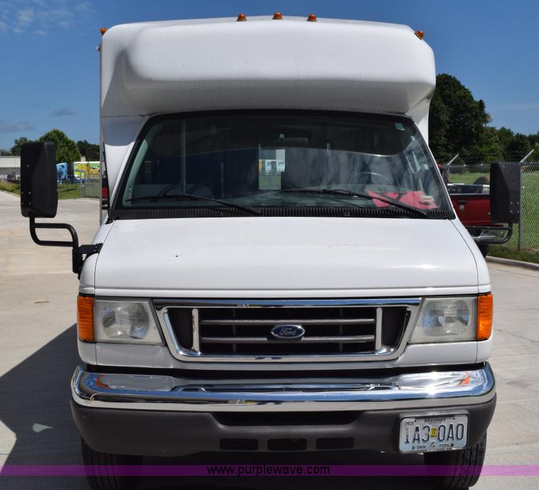 image for item L5752 2006 Ford E350 Super Duty bus