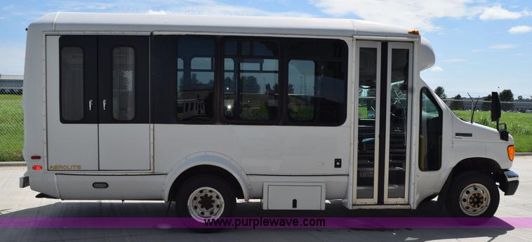 image for item L5752 2006 Ford E350 Super Duty bus