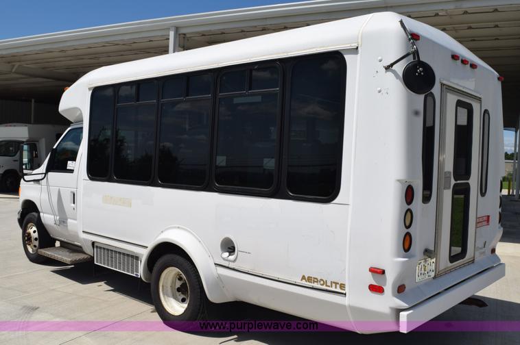 image for item L5752 2006 Ford E350 Super Duty bus