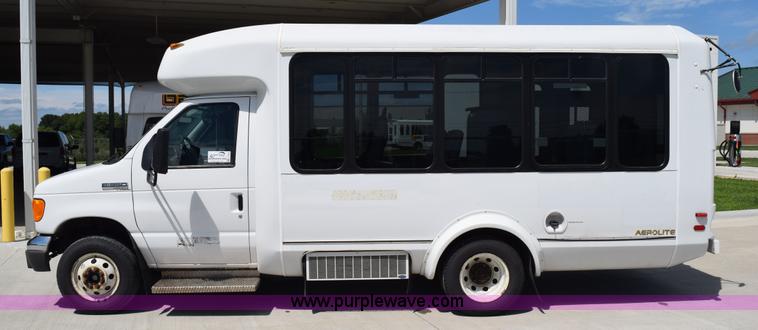 image for item L5752 2006 Ford E350 Super Duty bus