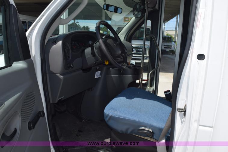 image for item L5752 2006 Ford E350 Super Duty bus