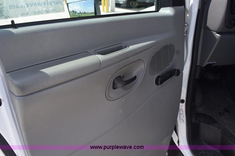image for item L5752 2006 Ford E350 Super Duty bus