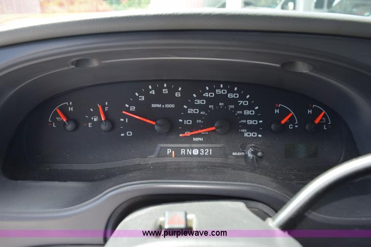 image for item L5752 2006 Ford E350 Super Duty bus