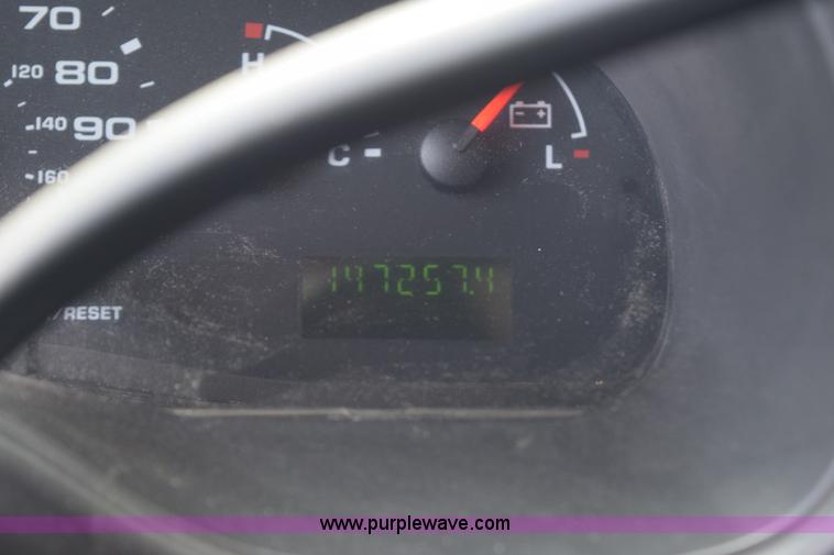 image for item L5752 2006 Ford E350 Super Duty bus