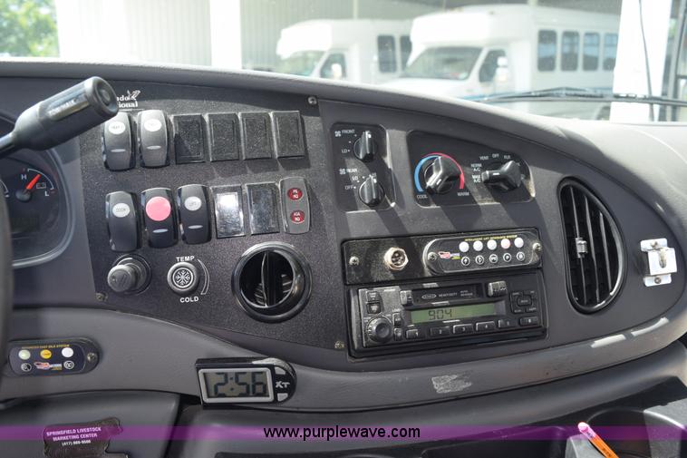 image for item L5752 2006 Ford E350 Super Duty bus