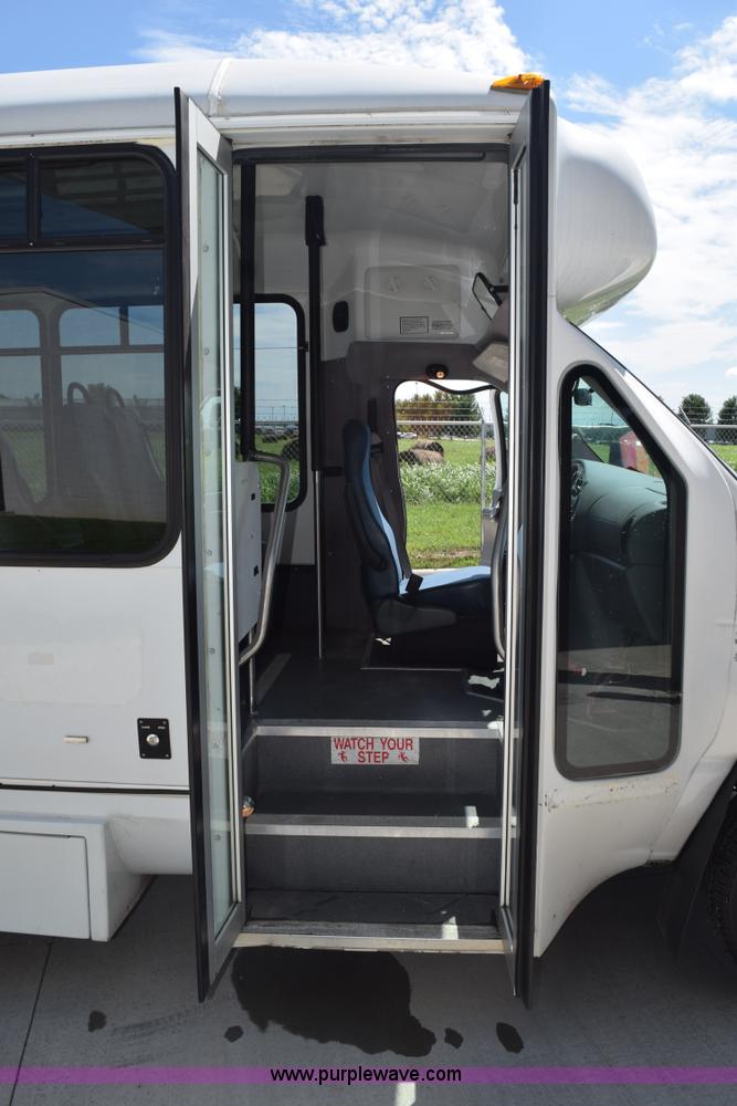 image for item L5752 2006 Ford E350 Super Duty bus