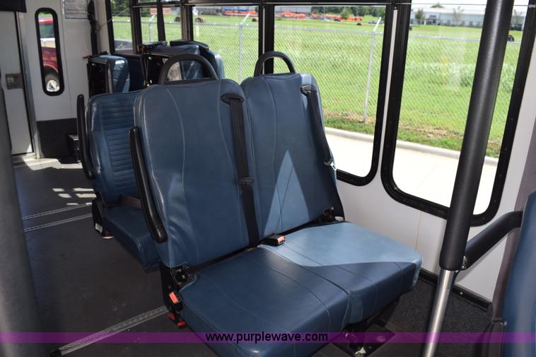 image for item L5752 2006 Ford E350 Super Duty bus