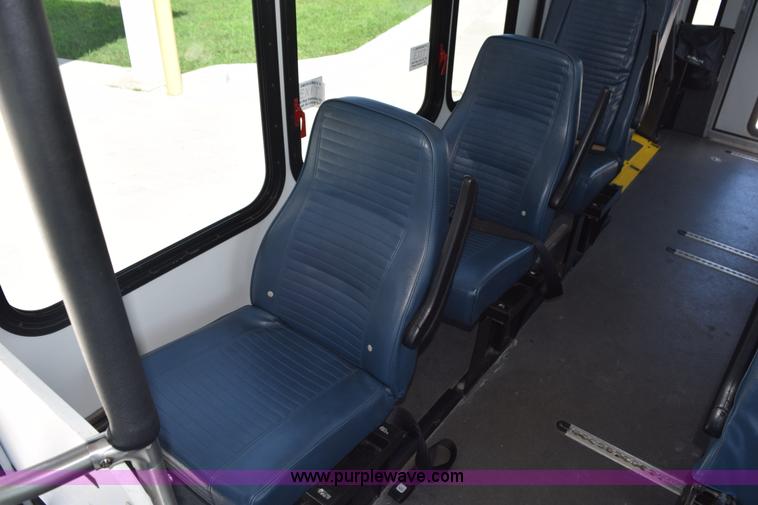 image for item L5752 2006 Ford E350 Super Duty bus