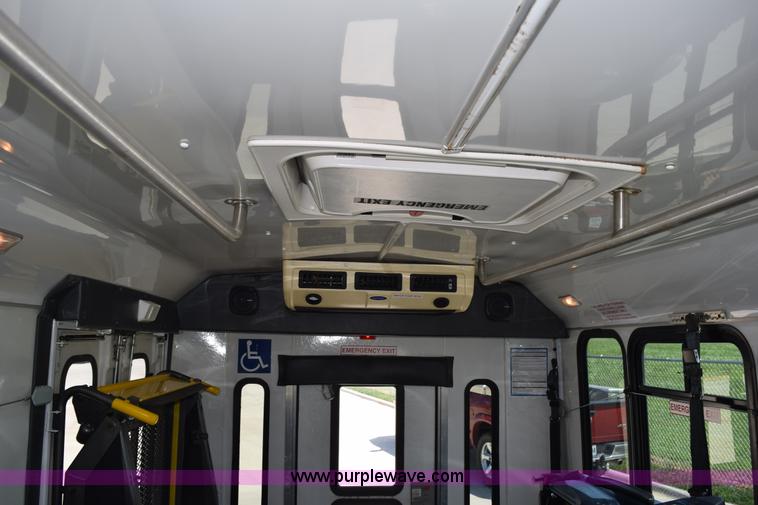 image for item L5752 2006 Ford E350 Super Duty bus