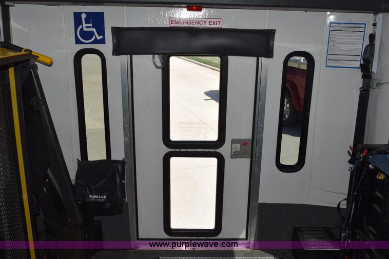 image for item L5752 2006 Ford E350 Super Duty bus