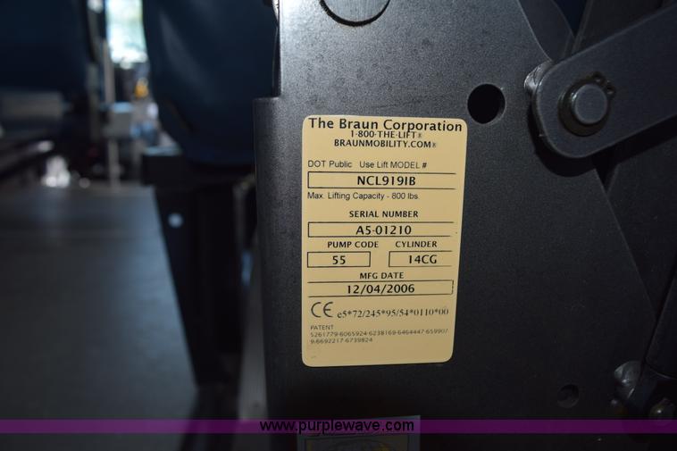 image for item L5752 2006 Ford E350 Super Duty bus