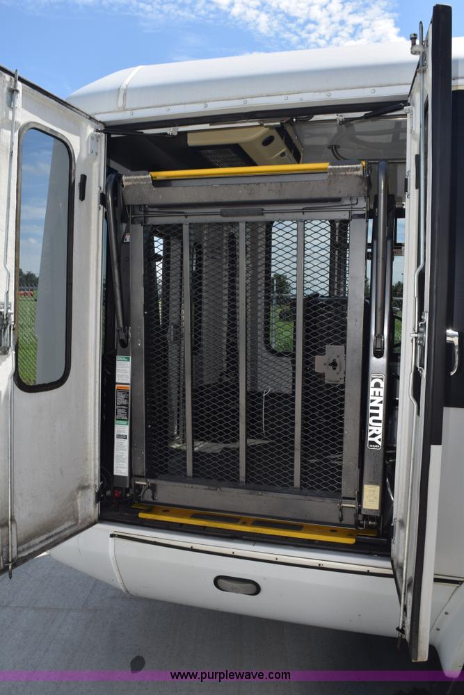 image for item L5752 2006 Ford E350 Super Duty bus