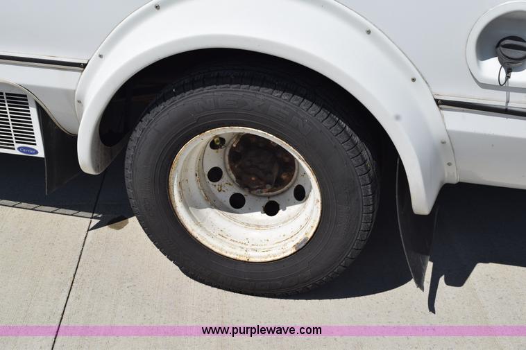 image for item L5752 2006 Ford E350 Super Duty bus