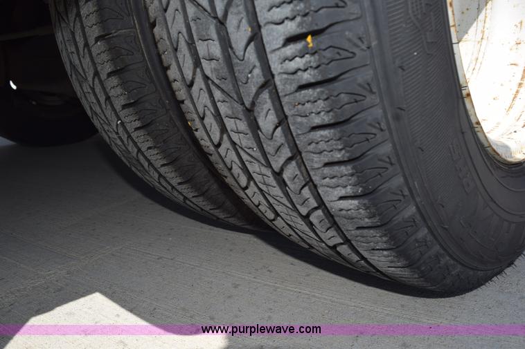 image for item L5752 2006 Ford E350 Super Duty bus